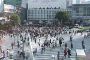 Das andere Gesicht Japans: Die geschäftige Kreuzung in Shibuya wird von Tausenden von Menschen verwendet.